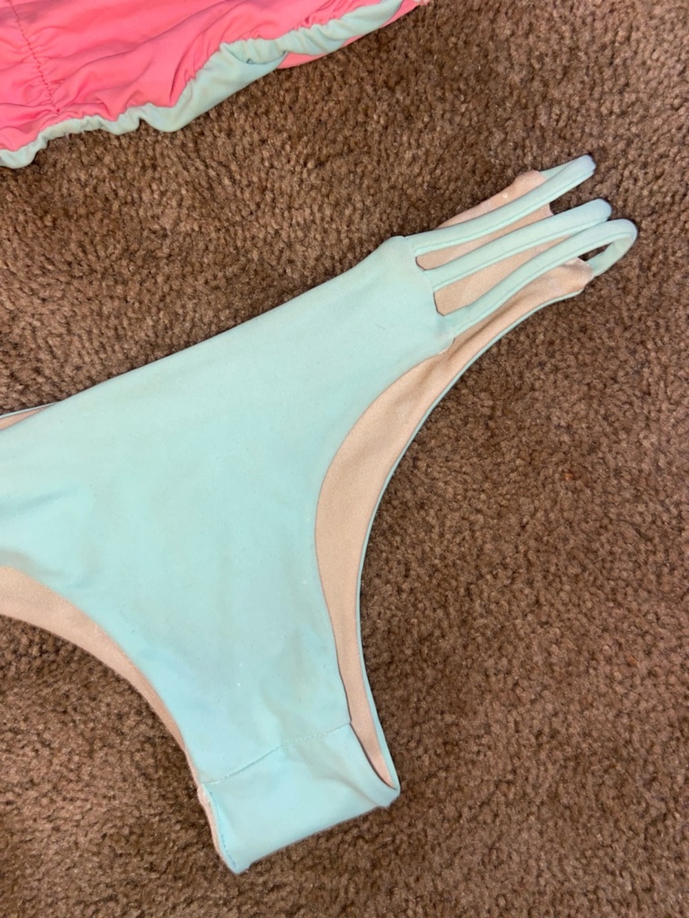 Bikini - Picture 3 of 9